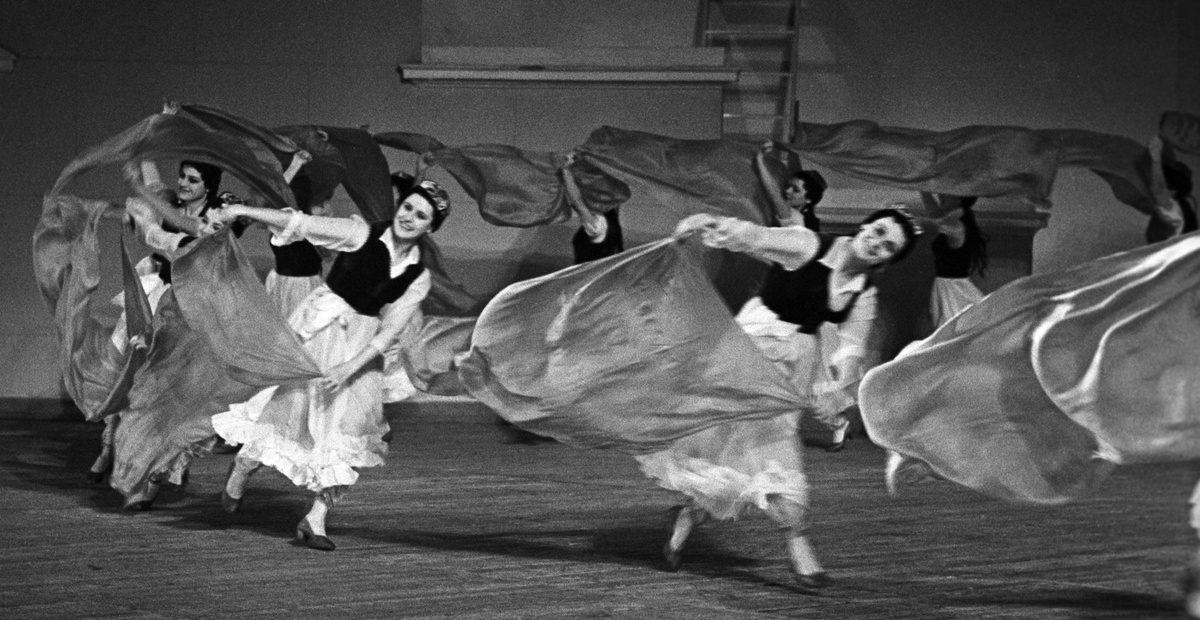    После окончания балетной школы в 1924 году Игорь Моисеев устроился в Большой театр, где служил около 15 лет. Он принимал участие в таких постановках, как «Иосиф Прекрасный», «Теолинда», «Корсар» / РИА Новости