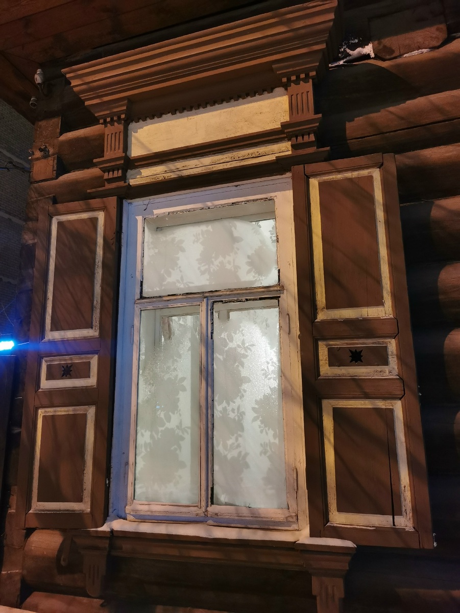 январское окно на улице Карла Либкнехта; листать вправо