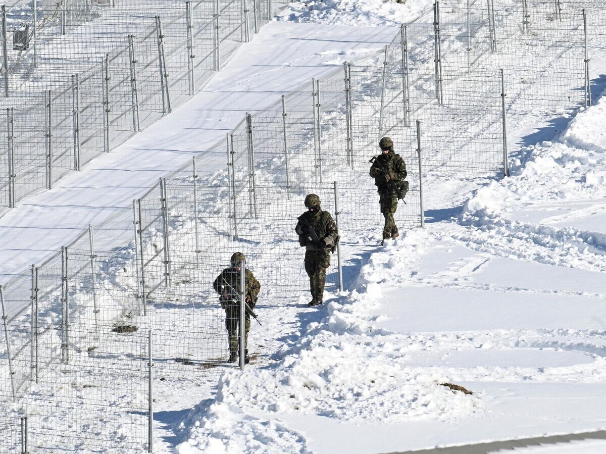    Силы безопасности патрулируют территорию перед прибытием президента США Дональда Трампа в Давос | © REUTERS / Romina Amato