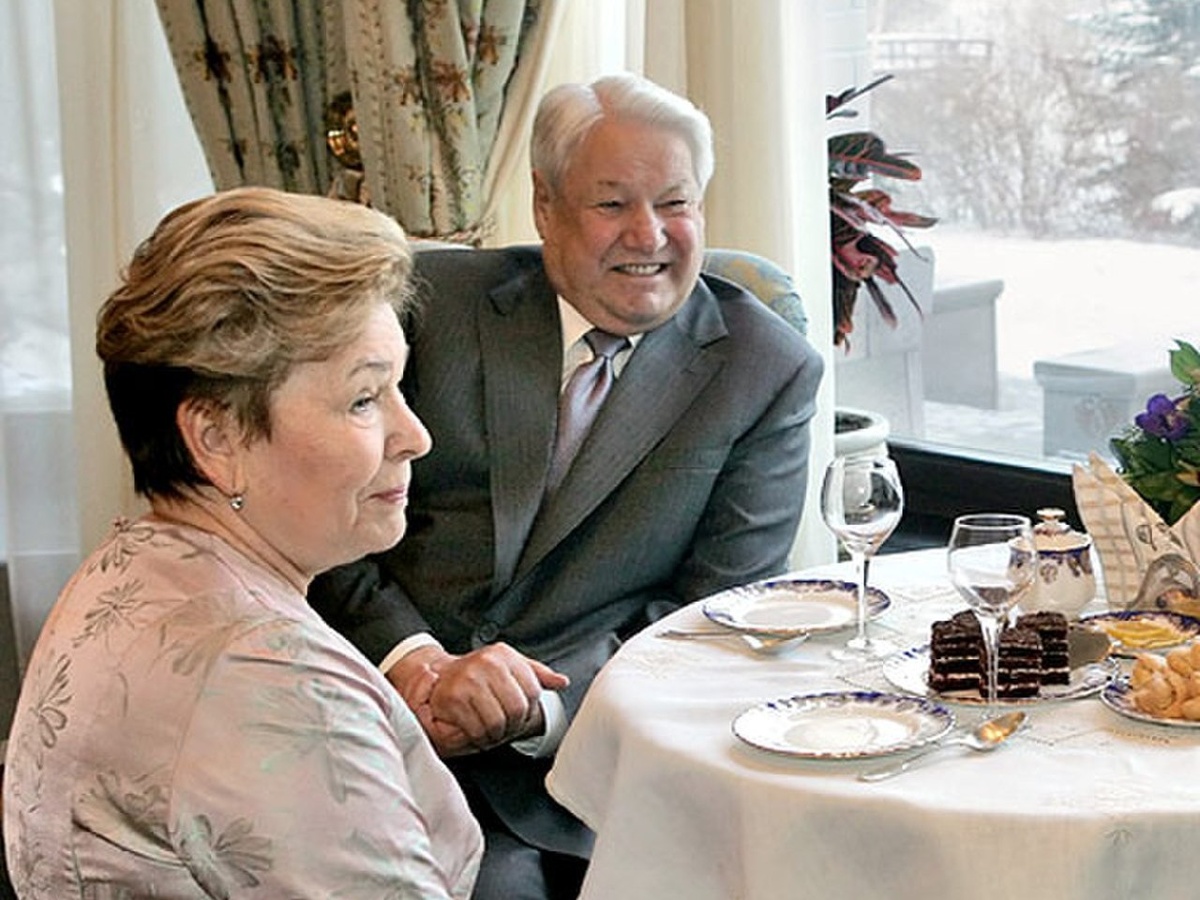    Наина Иосифовна Ельцина вместе с мужем на его 75-летии 1 февраля 2006 года. Авторство: Kremlin.ru, CC BY 4.0, https://commons.wikimedia.org/w/index.php?curid=5385546