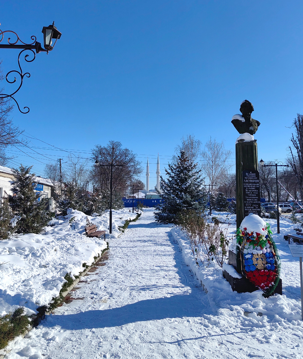 В сквере имени А. В. Суворова