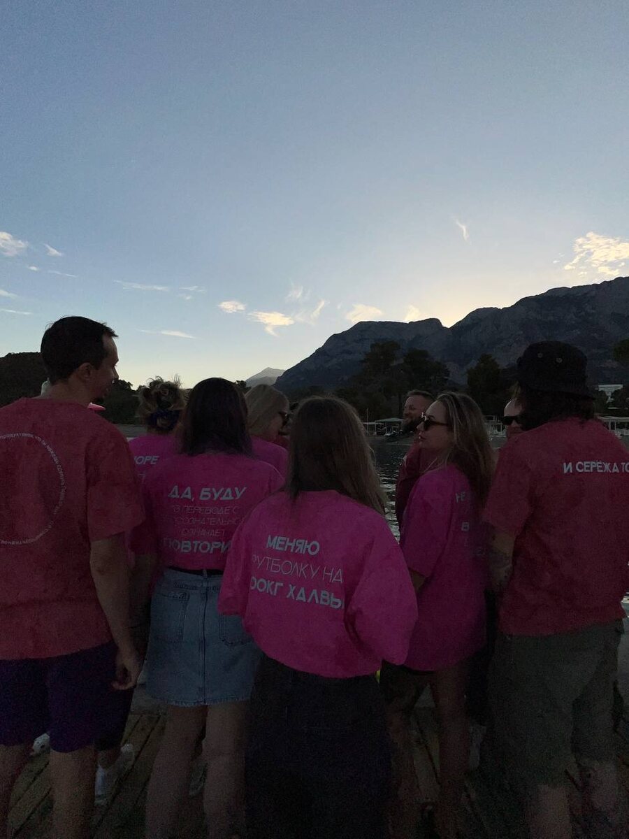 Например, футболки для коллектива, надпись каждой из которых подчеркивает индивидуальность каждого сотрудника