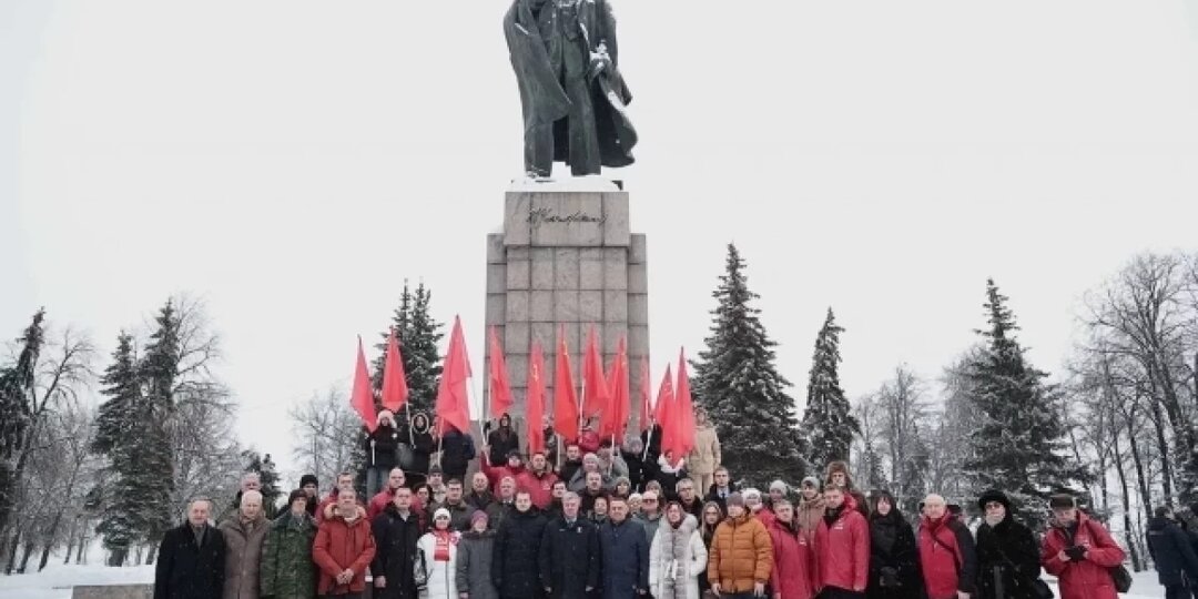 Ульяновцы почтили память Ленина возложением цветов к его памятнику