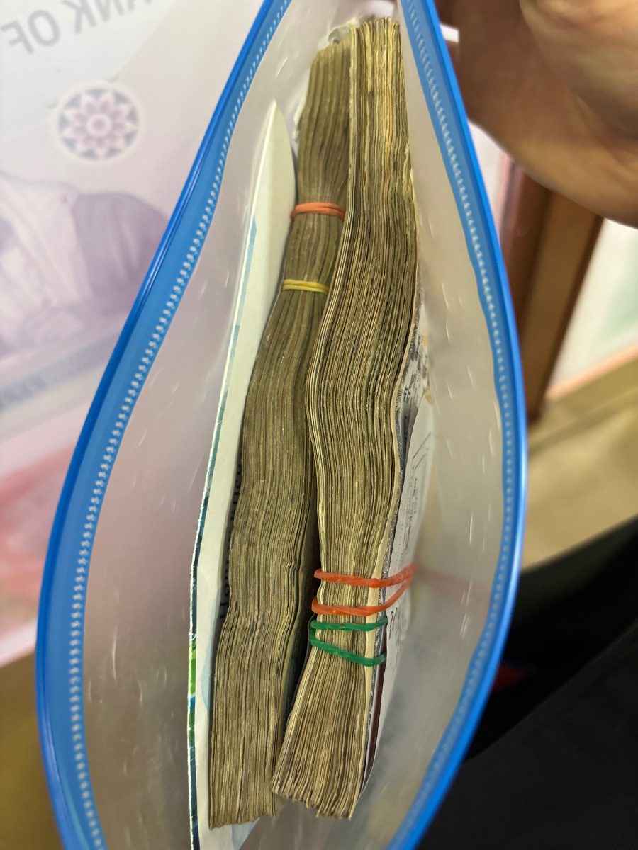 Храню деньги обычно в непромокаемом пакете в рюкзаке, доставая понемногу в кошелек.