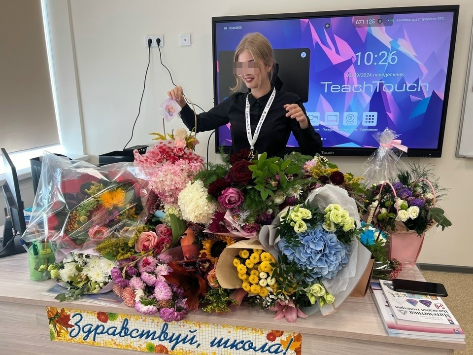    Дети очень любили учительницу, а она - их. Впрочем, София уволилась летом 2025 года из школы из-за выгорания. Фото: личная страница ВКонтакте