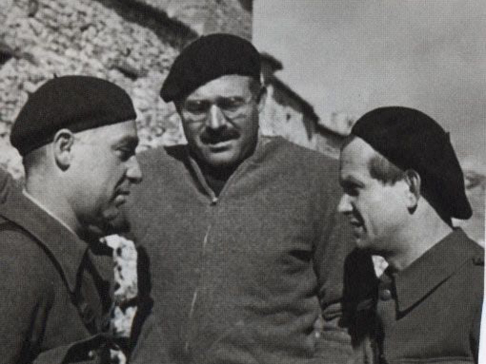 Хэмингуй в Испании. Рядом с ним — советский писатель Илья Эренбург и комиссар интербригады Густав Реглер