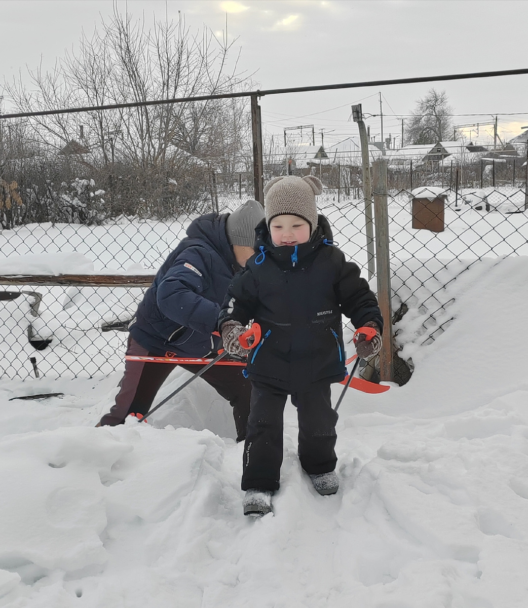 Петя, лыжи слетели, гордо идёт с палками