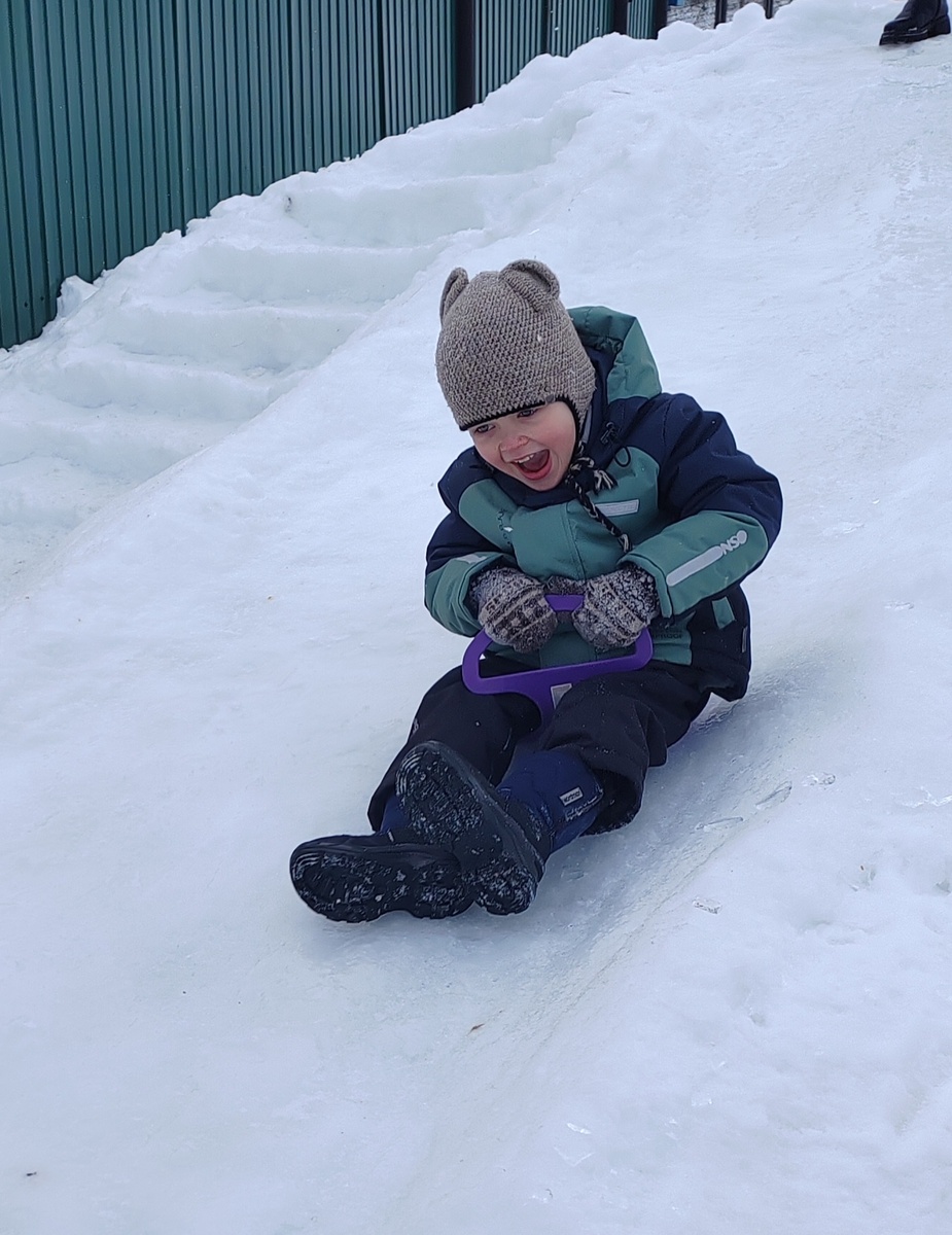 Паша счастливый, летит с горки 