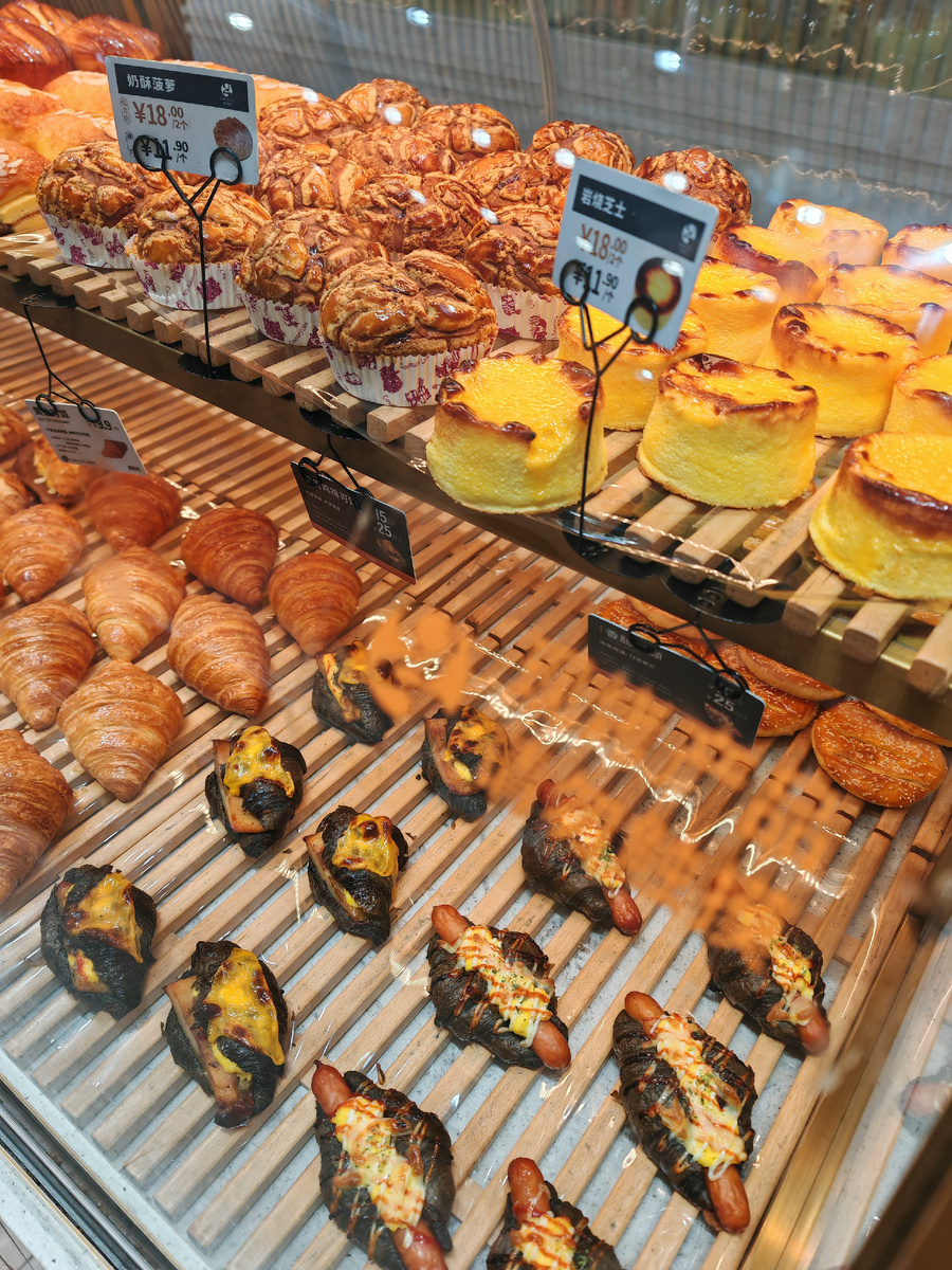 Да, это чёрные круассаны с сосиской и сыром