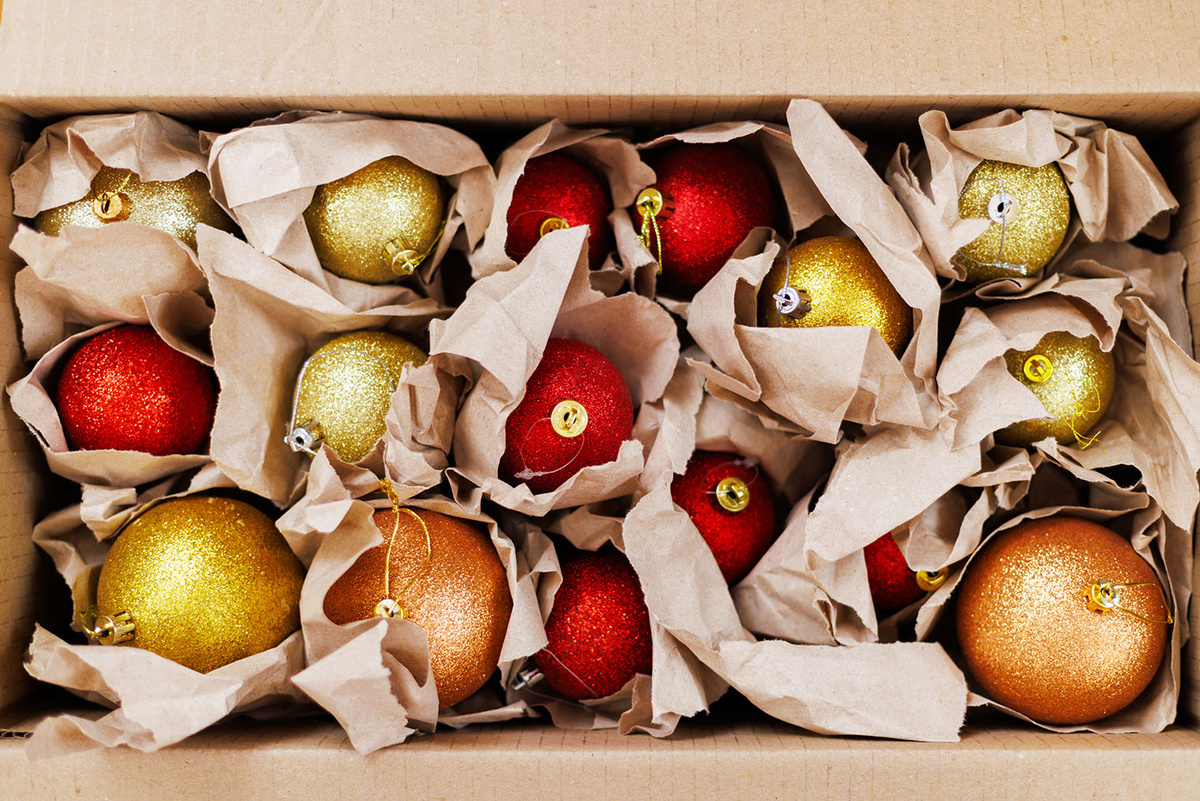 Если не получается сделать перегородки, можно воспользоваться оберточной бумагой, пергаментом или тонкой офисной бумагой: так вы защитите игрушки от царапин. © Andrii Spy_k / Shutterstock / FOTODOM