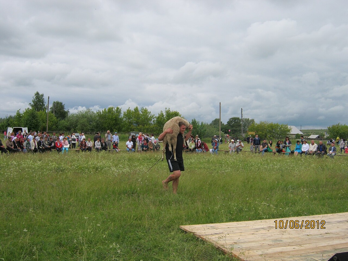 Главный победитель Сабантуя с бараном. Автор: Илсурикат. Лицензия: CC BY-SA 3.0.