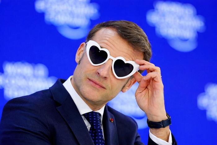 Мем — Макрон в очках-сердечках. Фото © ТАСС/AP/Markus Schreiber / gpt / Life.ru