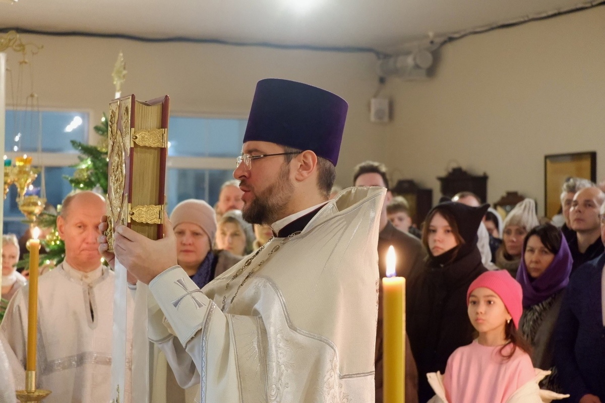 Ночная Божественная Литургия в храме святого великомученика Димитрия Солунского в Балтийской жемчужине