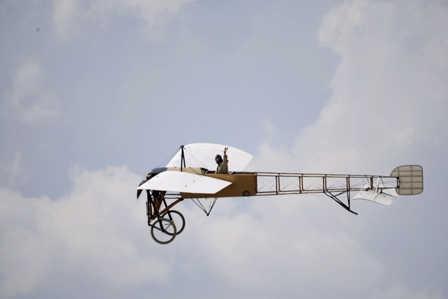    "Под звуки нестройного хора дам нелепый парит аппарат". / Сергей Бобылев/ТАСС