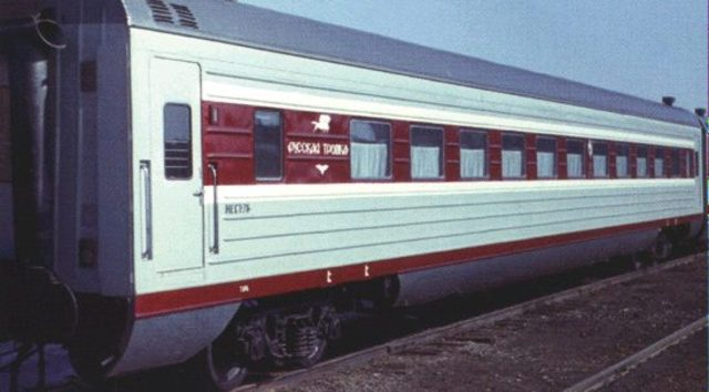 Вагоны РТ200 стоят на путях завода на транспортировочных грузовых тележках. Источник фото: ru.wikipedia.org Авторство: Архив завода, Добросовестное использование, https://ru.wikipedia.org/w/index.php?curid=3480864