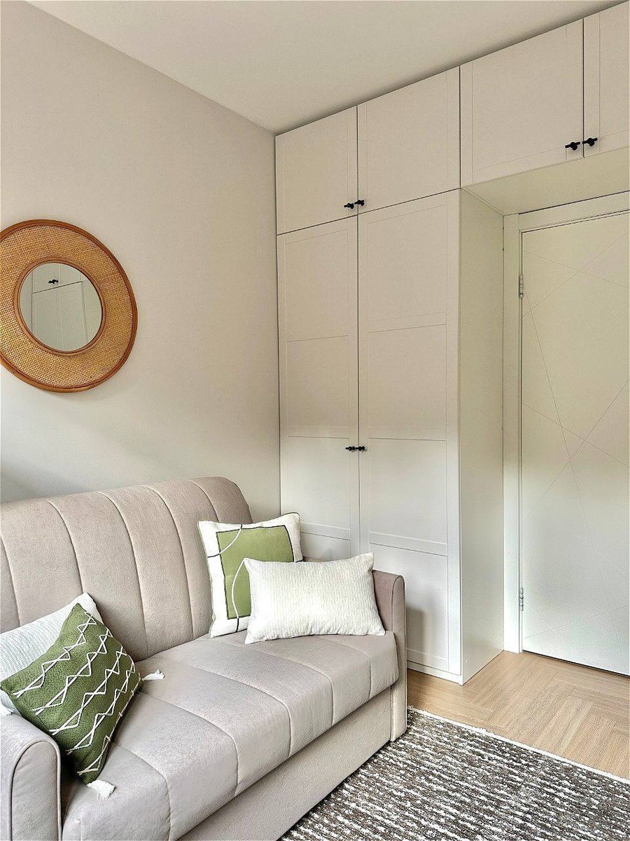 Классическая белая система хранения вокруг дверного проема в проекте МФ “Вереск”