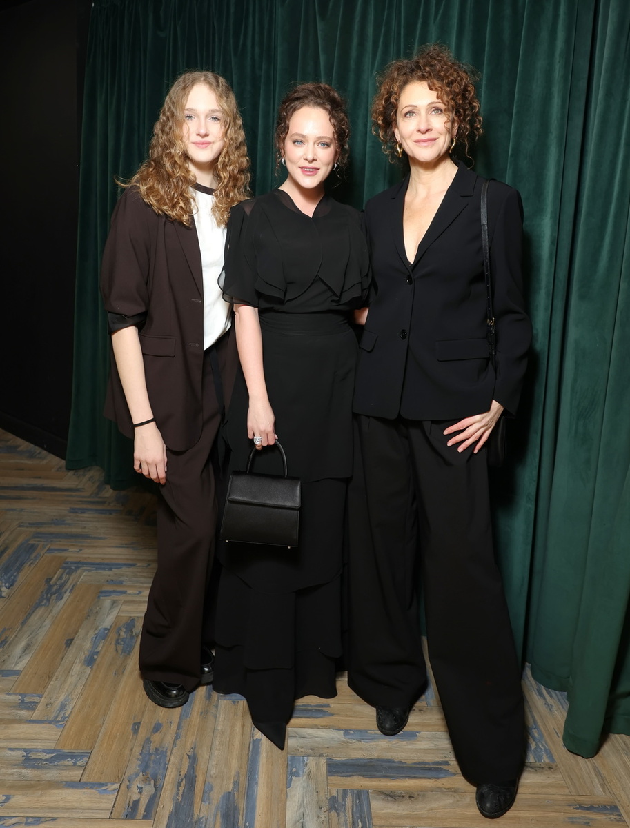     Ксения Раппопорт с дочерьми Аглаей Тарасовой и Софией Колокольниковой