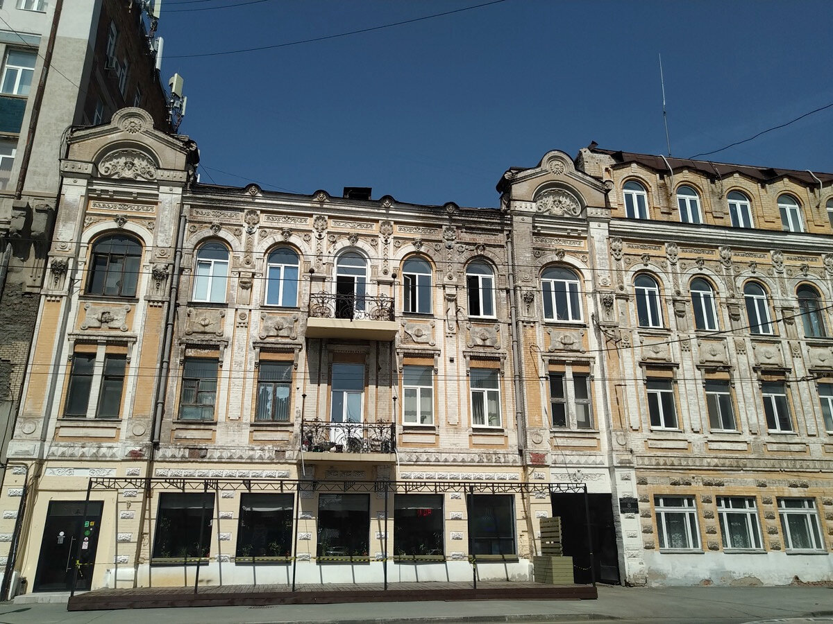 По Самаре можно просто гулять, разглядывая архитектуру — ныне жилые, а ранее доходные и купеческие дома