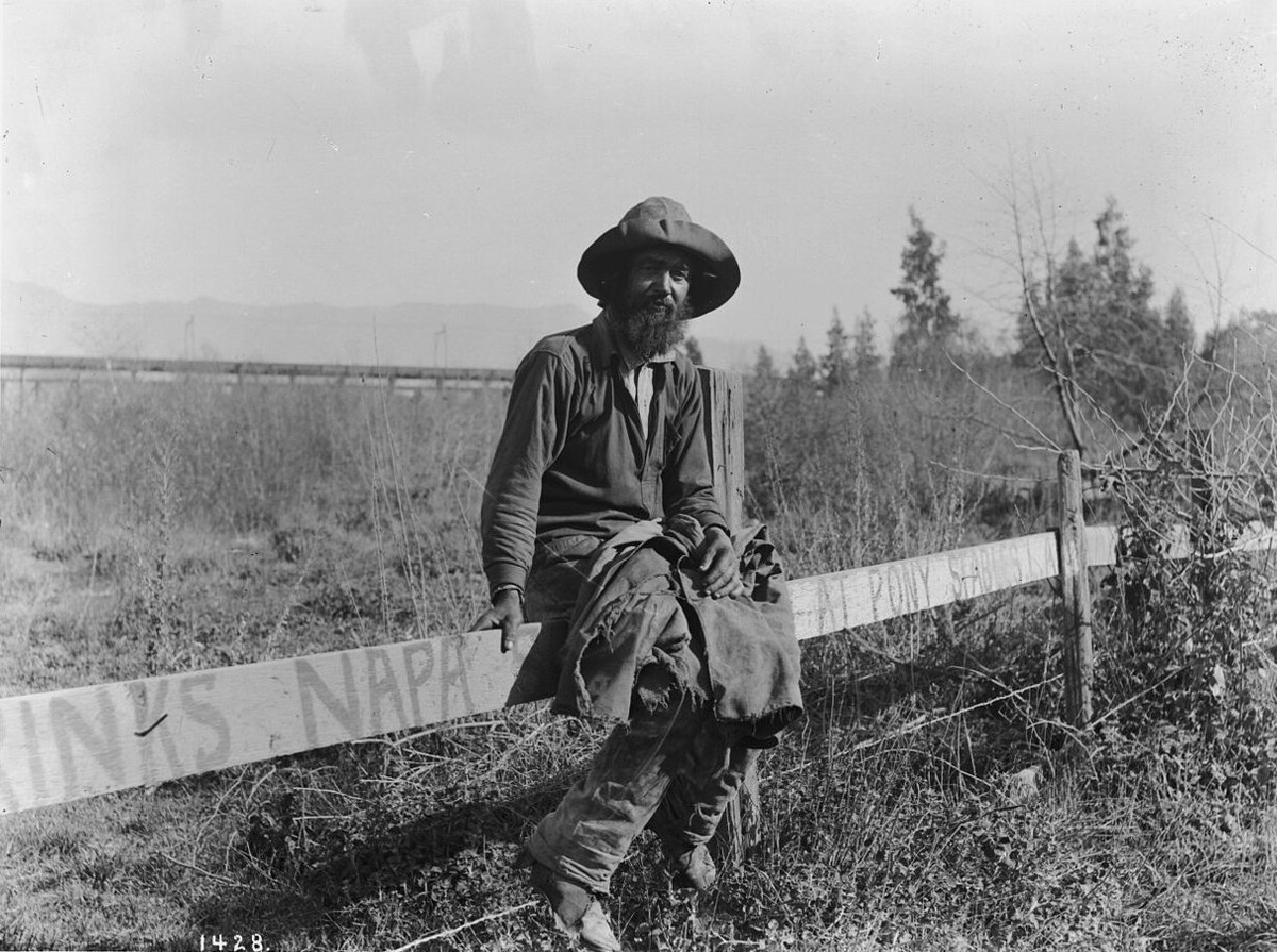 Кто-то считает, что слово «хобо» произошло от «hoe-boy» (сезонный рабочий с мотыгой), другие уверены, что это сокращение от «homeward bound» (идущий домой), хотя для большинства хобо «дом» — понятие растяжимое. Фото: C. C. Pierce / Wikimedia