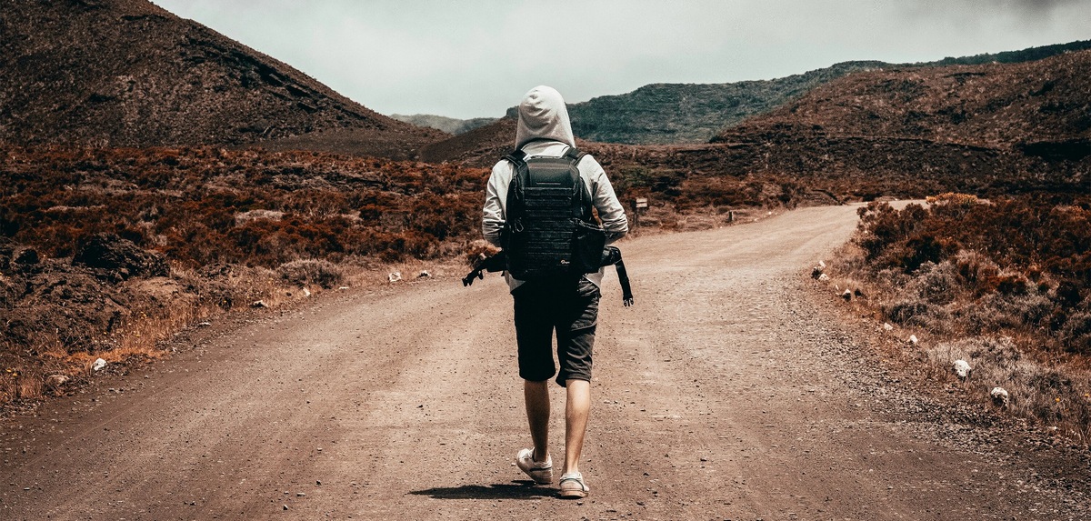 Кто-то назовёт это безумием, кто-то — бродяжничеством, но для хобо это образ жизни. Для таких людей дом — понятие относительное, а свобода важнее комфорта. Фото: Alexis Antoine / Unsplash