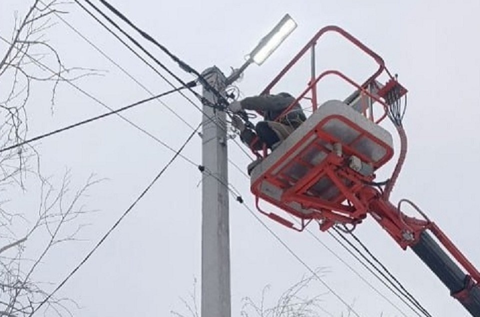    Сотрудники муниципального предприятия «Мариупольгорсвет» провели замеры напряжения в различных районах города. Фото: Администрация Мариуполя