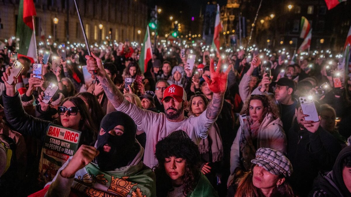 Кадров протестов из самого Ирана довольно мало - в стране отключен интернет. Поэтому прикладываю фотографии протестов из за рубежа. 