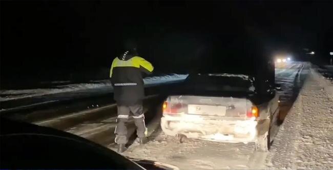 Сотрудники ГАИ отогрели семью