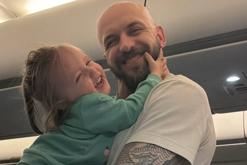     «Сегодня день рождения Эльзы! Ей исполняется 2 года!»: рэпер ST показал трогательные фото с младшей дочерью