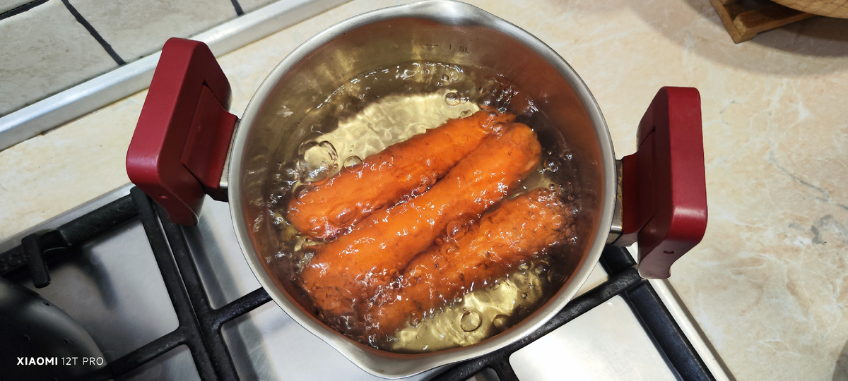 Варю морковь.