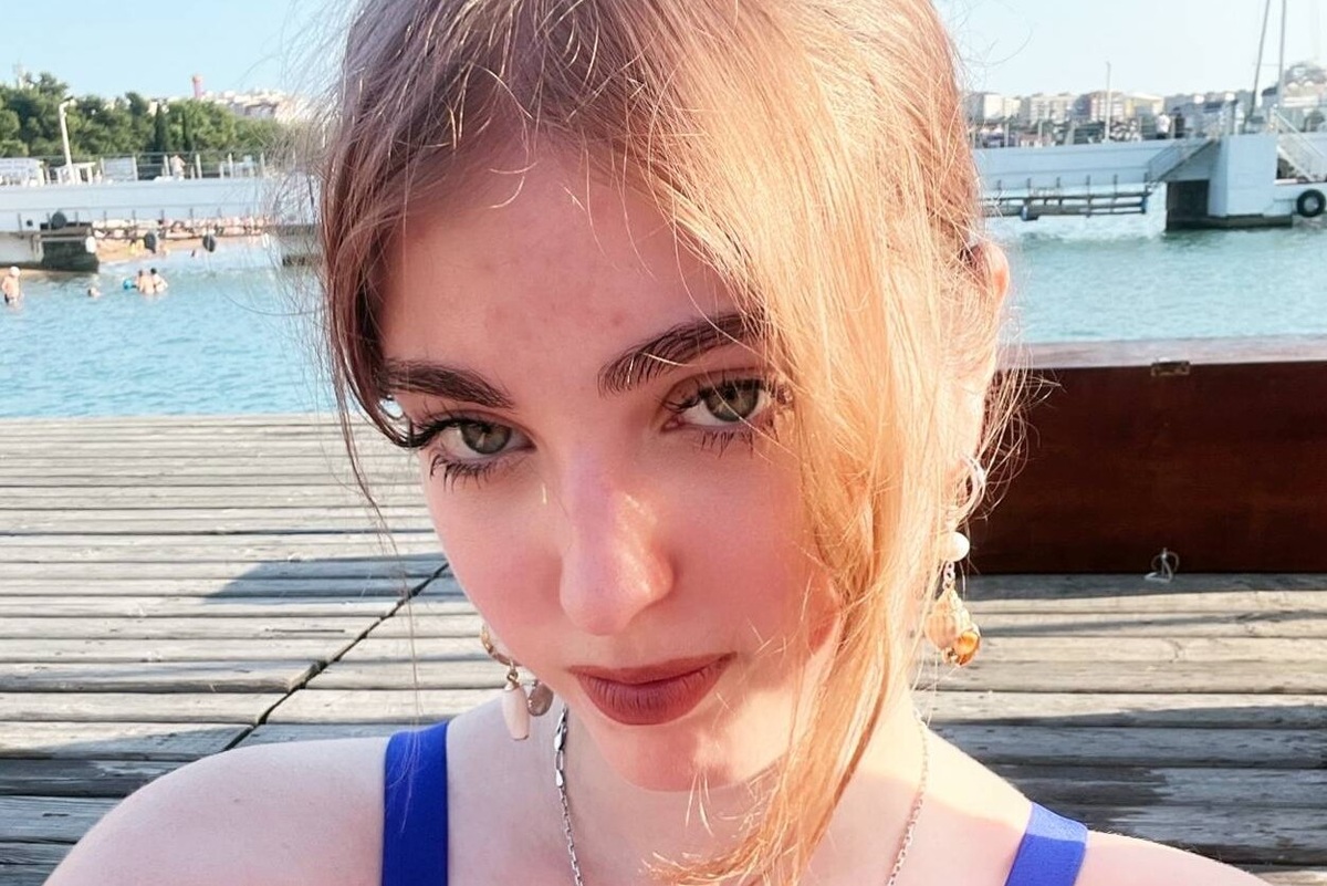     Обвиняемая в совращении школьников 22-летняя учительница Афина Симеонидис попала в психбольницу