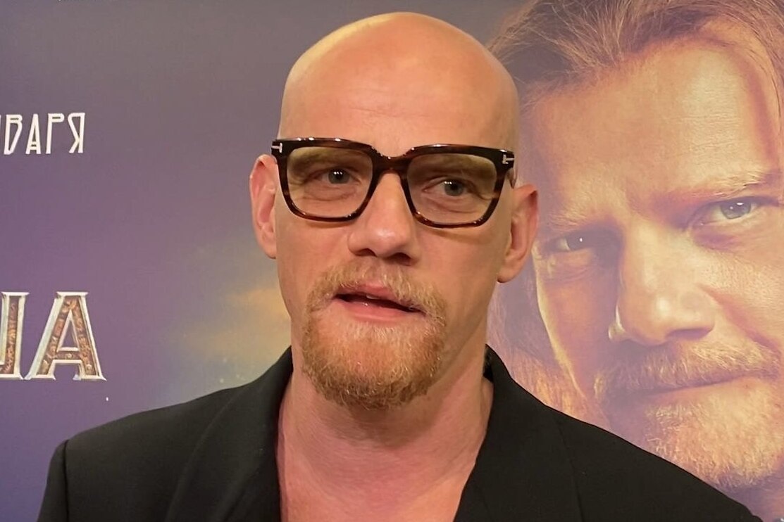     Юрий Колокольников нежно обнимал жену на премьере фильма в Москве