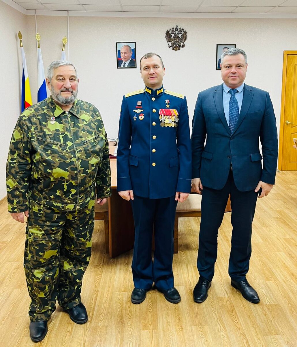 И.Редкокашин - в центре. Рядом с героем, слева, его первый учитель, летчик В. Водостой. Слева - глава администрации Каменска А. Камоцкий.