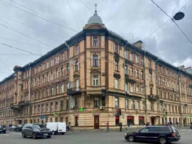     Они украшены выступающими эркерами, куполами и сочетают гладкую штукатурку с декоративной красной кирпичной кладкой. Фото: пресс-служба КГИОП