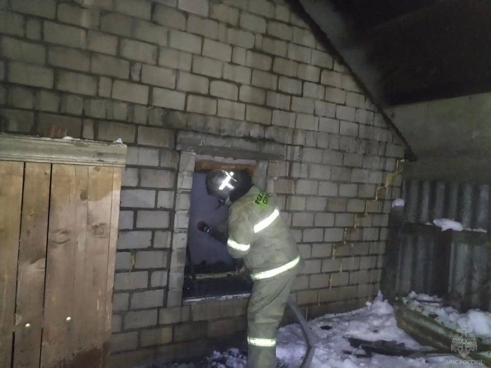    Пожар возник этой ночью. ФОТО: МЧС России