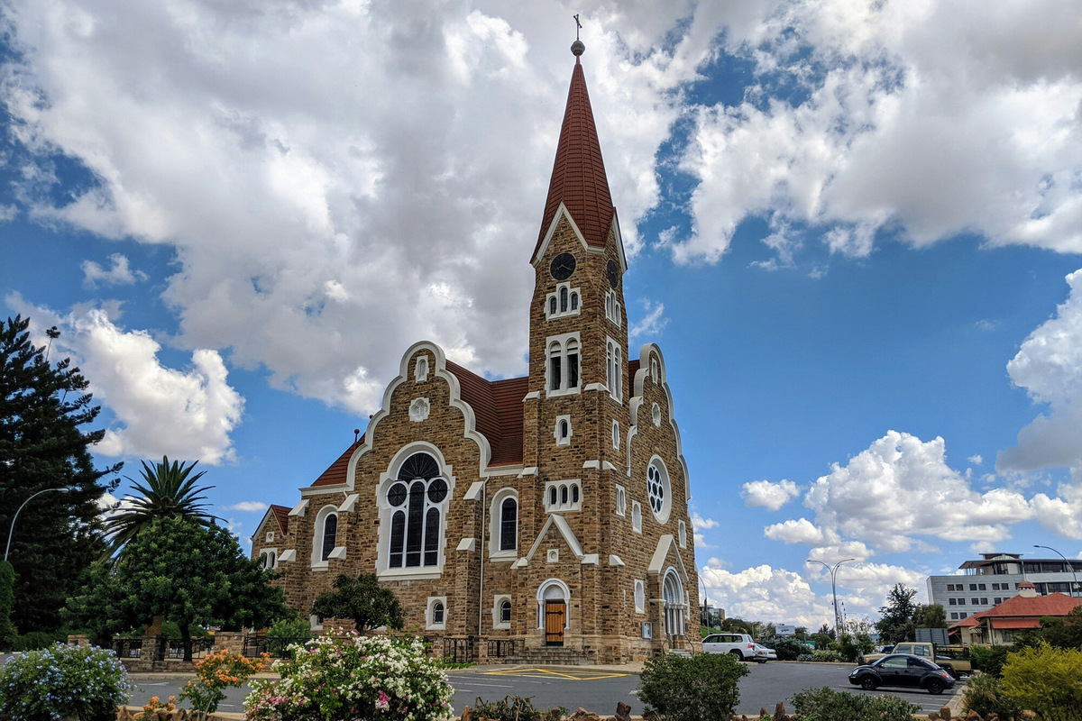 До 1990 года Намибия была под властью разных колониалистов. Самое большое влияние оказала Германия. После неё здесь много немецкой архитектуры и традиций, в крупных городах образ жизни схож с европейским, а треть населения говорит на немецком, который до 1990 года был официальным языком. Сейчас государственный язык — английский. Фото: Ndumiso Silindza / Unsplash