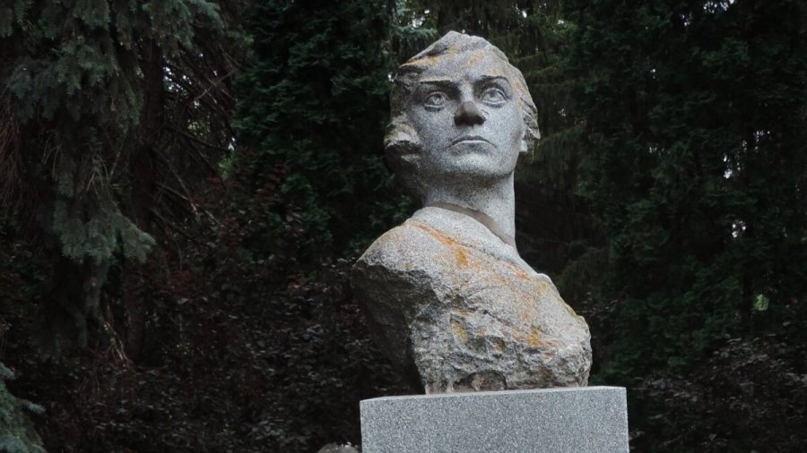 Бюст К.М. Ге работы скульптора Х.Б. Крымшамхалова, происходившего из рода карачаевских князей. Считается, что заказ на бюст Ксении Ге был проверкой Крымшамхалова на его лояльность советской власти. О степени его благонадежности свидетельствует скульптурный облик героини, которая по всеобщему мнению обладала привлекательной внешностью.