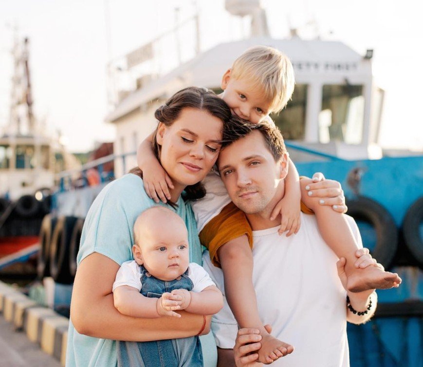 Бывший муж Веры Полозковой Александр Бганцев, которого она ранее обвинила в многолетнем абьюзе и который подал против неё иск на 100 тысяч евро, требует опеку над их детьми, включая дочь поэтессы от другого мужчины.