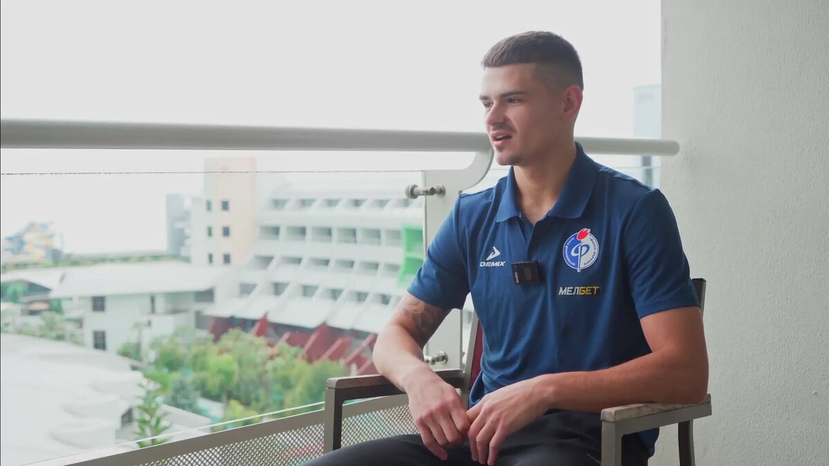 В футболке "Факела" Антон действовал на флангах атаки