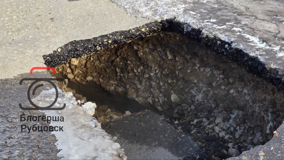    Провал на дороге в Рубцовске. Источник: t.me/rubtsovskienovosti