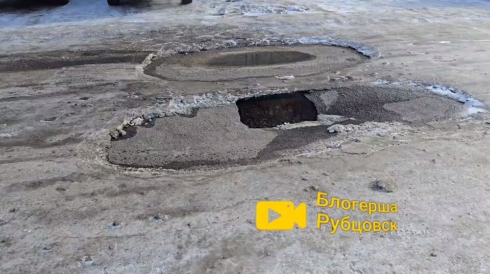    Провал на дороге в Рубцовске. Источник: t.me/rubtsovskienovosti