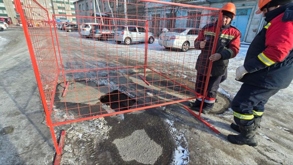    Провал на дороге в Рубцовске. Источник: t.me/rubtsovskienovosti