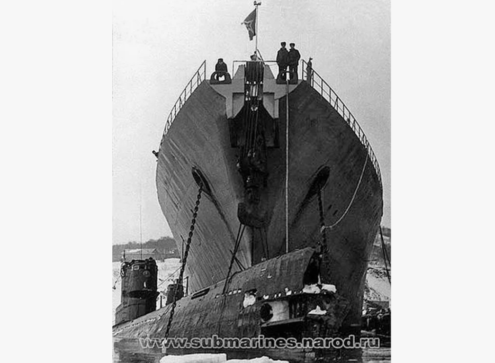 Плавбаза "Магаданский комсомолец" приподнимает лодку из воды.  Фото: submarines.narod.ru