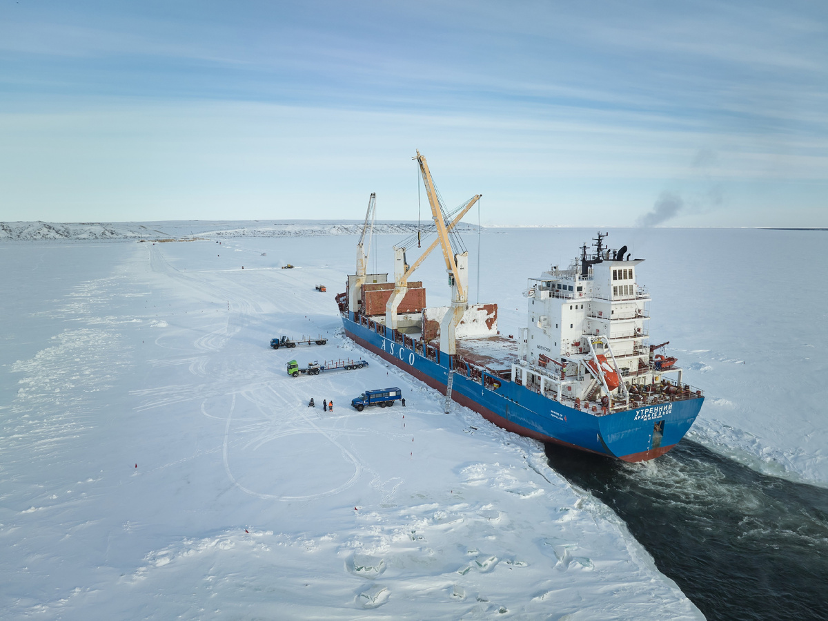 Доставка строительных материалов для проекта "Восток Ойл" осуществляется круглогодично, причем может использоваться метод выгрузки с судна на припай