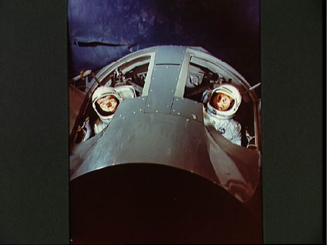 Гриссом и Янг в симуляторе миссии Джемини. NIX-S64-25295. НАСА.