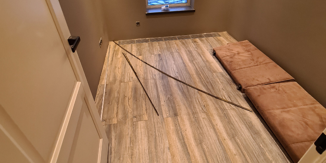 Как выбрать ламинат в очень узкую и темную комнату?