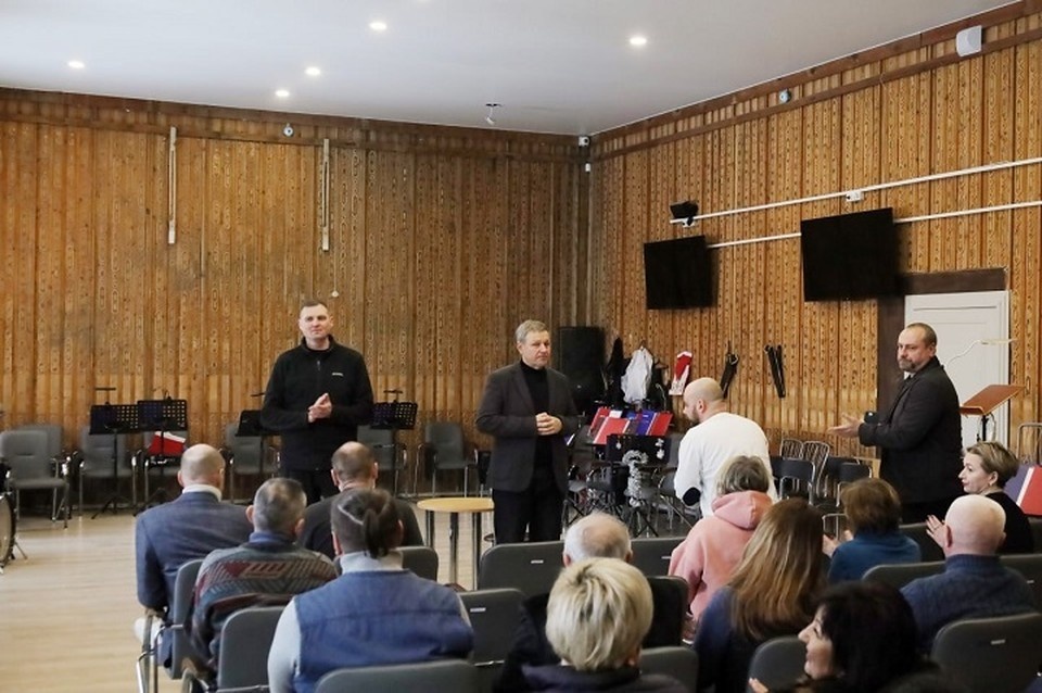    Министр культуры ДНР провел встречу с коллективом Мариупольского театра по вопросам репертуара и гастролей. Фото: ТГ/Желятков