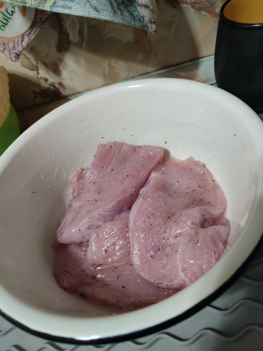 Филе индейки, специи и немного масла