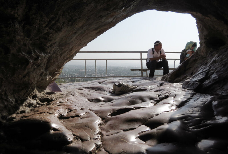 Сулейман-гора. Скалы, пещеры и древние святыни прямо посреди большого города