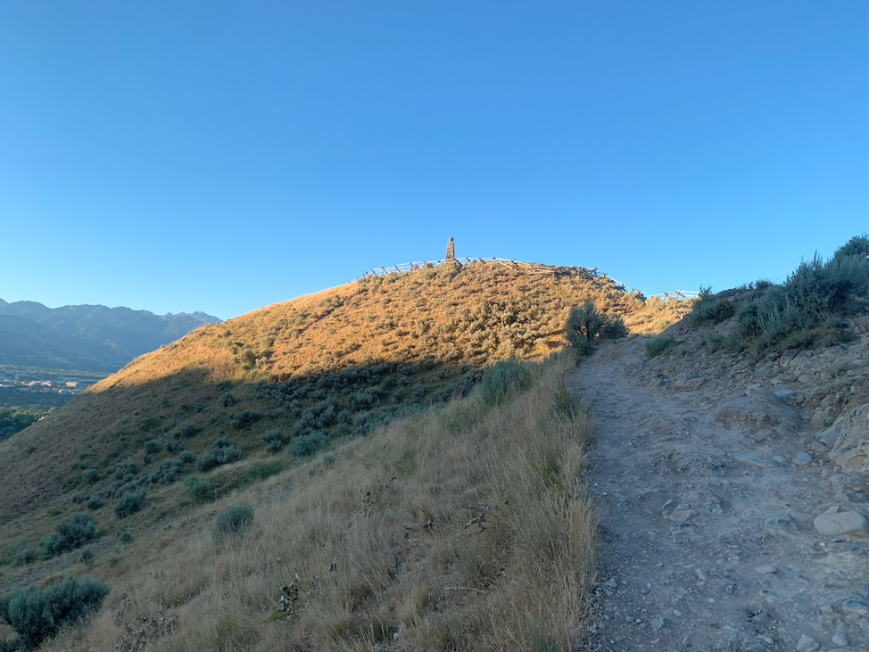 Солт-Лейк-Сити. Тропа на Ensign Peak. На его вершине установлен монумент