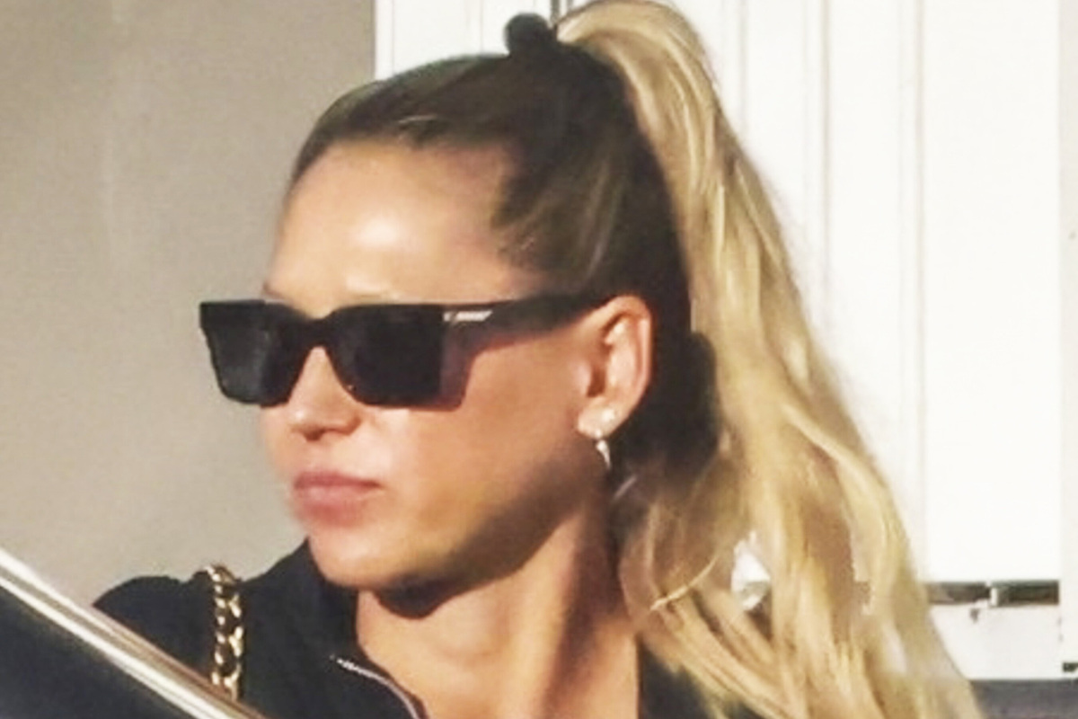     Анну Курникову впервые после рождения четвертого ребенка подстерегли папарацци